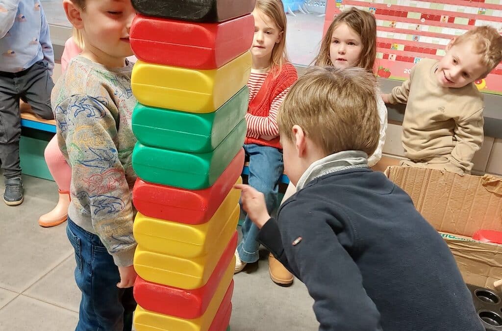 De man met lange benen