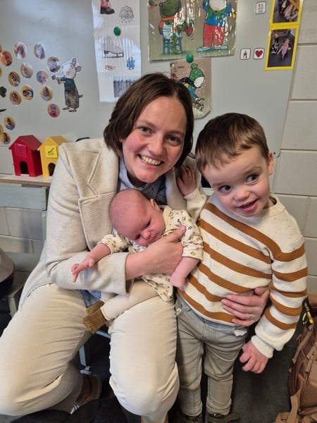 Finn z’n kleine zus ‘Nova’ op bezoek