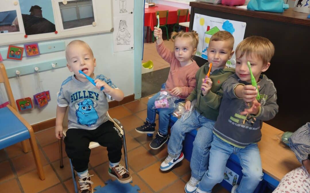 Tanden poetsen in de badkamer